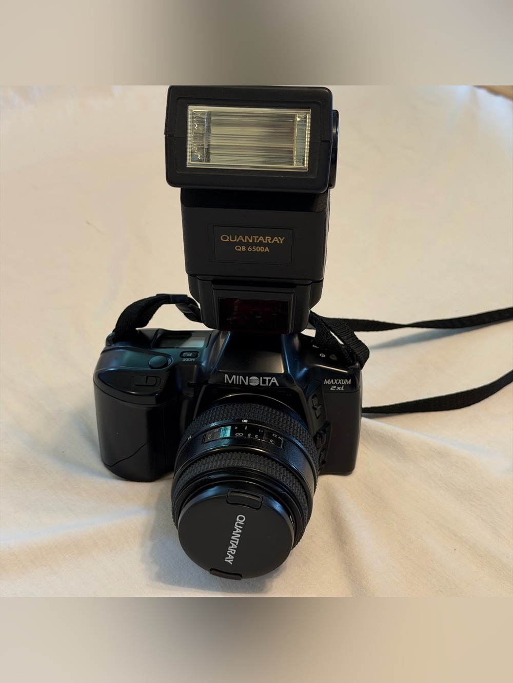 Minolta Maxxum 2xi Camera with Quantaray Flash. Color Black
NOT TESTED